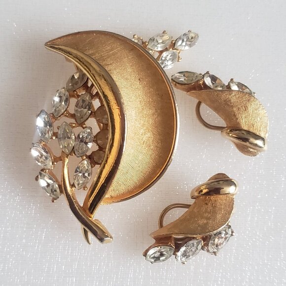 1960-s BSK VINTAGE FLOWER BROOCH AND CLIPS SET WITH MARQUISE CLEAR STONES. - Picture 2 of 7